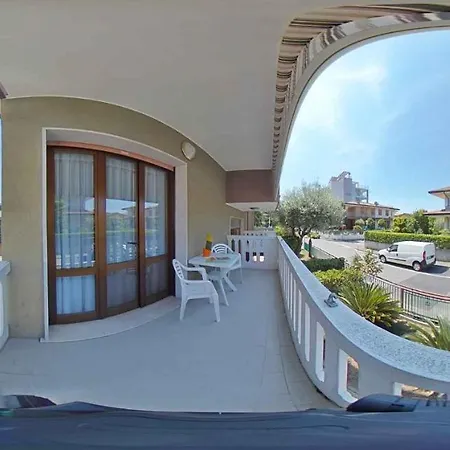 Apartments In Lignano Sabbiadoro 42747 Apartamento *